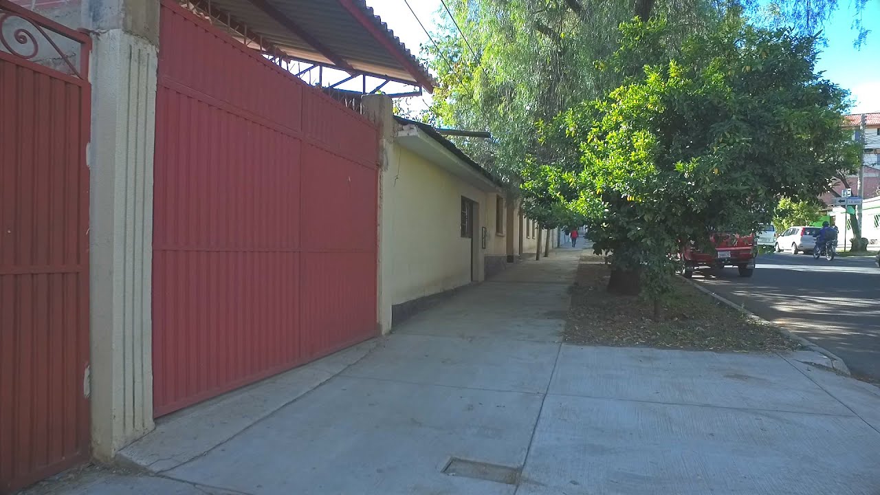 Casa en Venta, a Precio de Lote, Sobre Av. Pando, Cochabamba