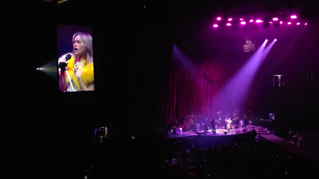 Suki Waterhouse - Dream Woman (A Matter of Time Tour)