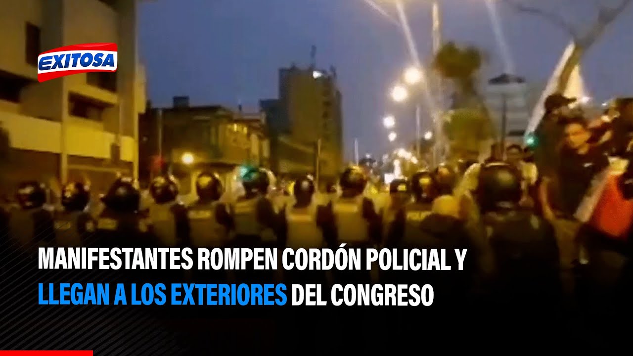 🔴🔵Manifestantes rompen cord&oacute;n policial y llegan a los exteriores del Congreso