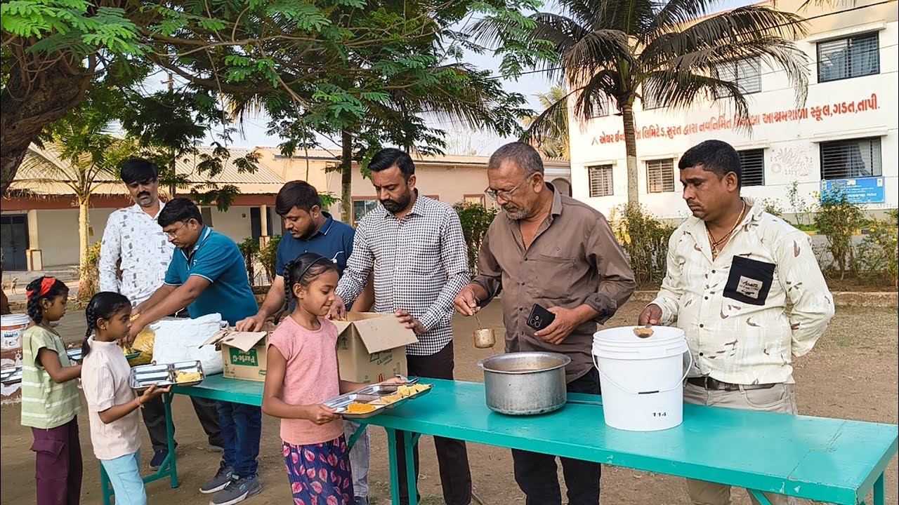 સુરતથી પધારેલ દાતાશ્રી અમિતભાઈ અને અરવિંદભાઈની ટીમ દ્વારા શાળાના બાળકોને ઝલેબી,હલવોનો અપાયો નાસ્તો