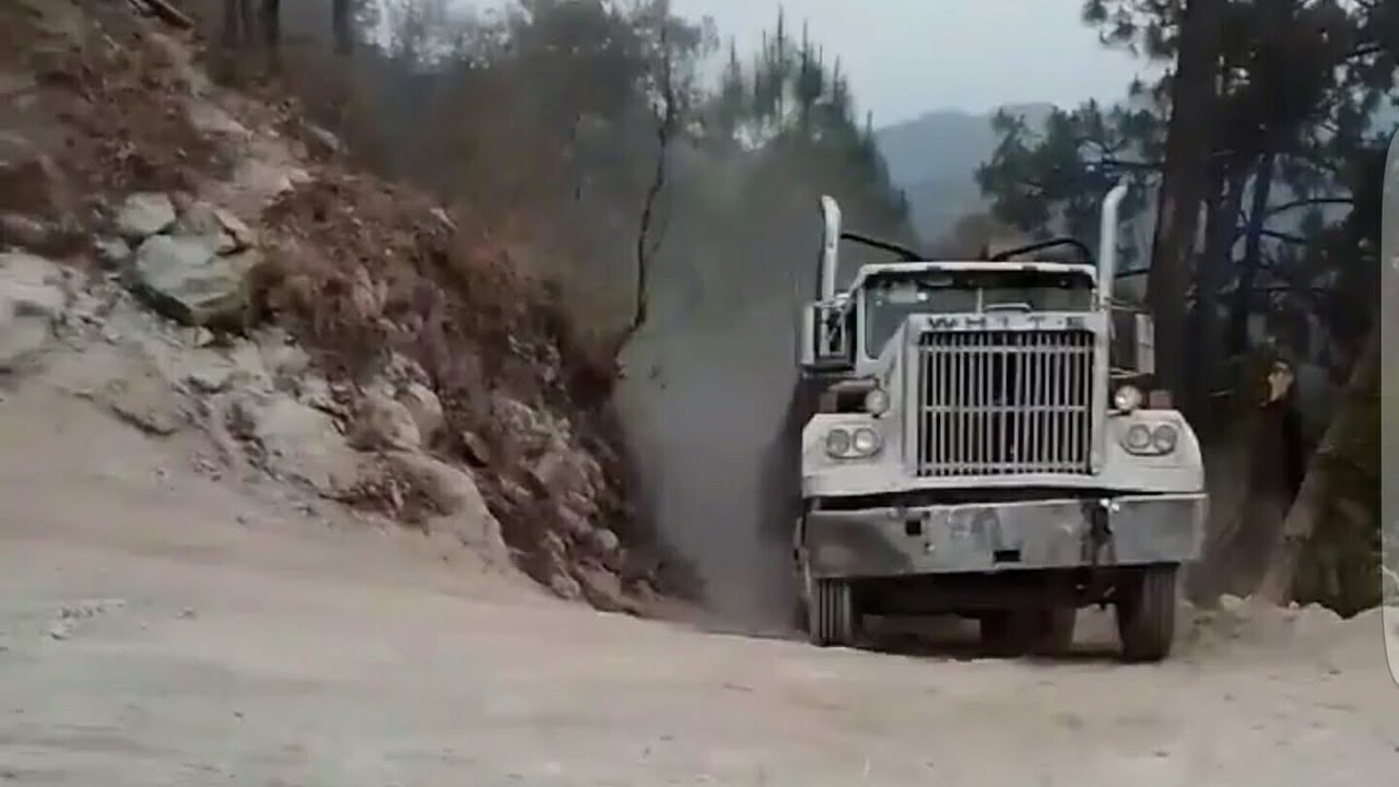 Maniobrando camión trocero White en la sierra