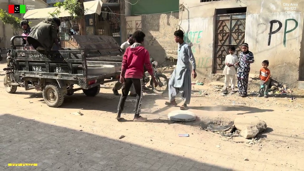پاکستان پیپلز پارٹی کی جانب سے یوسی۔1 میں ٹوٹے ہوئے مین حول پر رنگ ڈھکن لگا دے ہیں