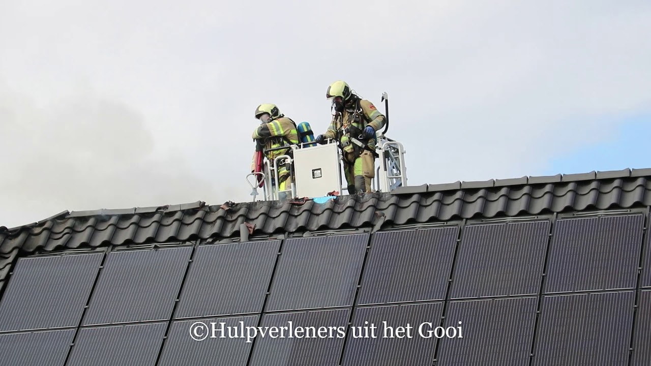 Brand op dak met zonnepanelen Eemnes