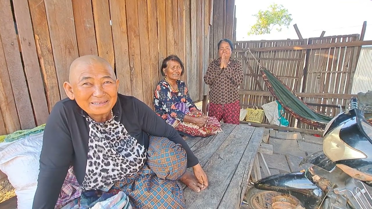លោកយាយស្ងួតធ្វើផ្ទះហើយនៅតែដំបូលនិងជញ្ជាំងទេ