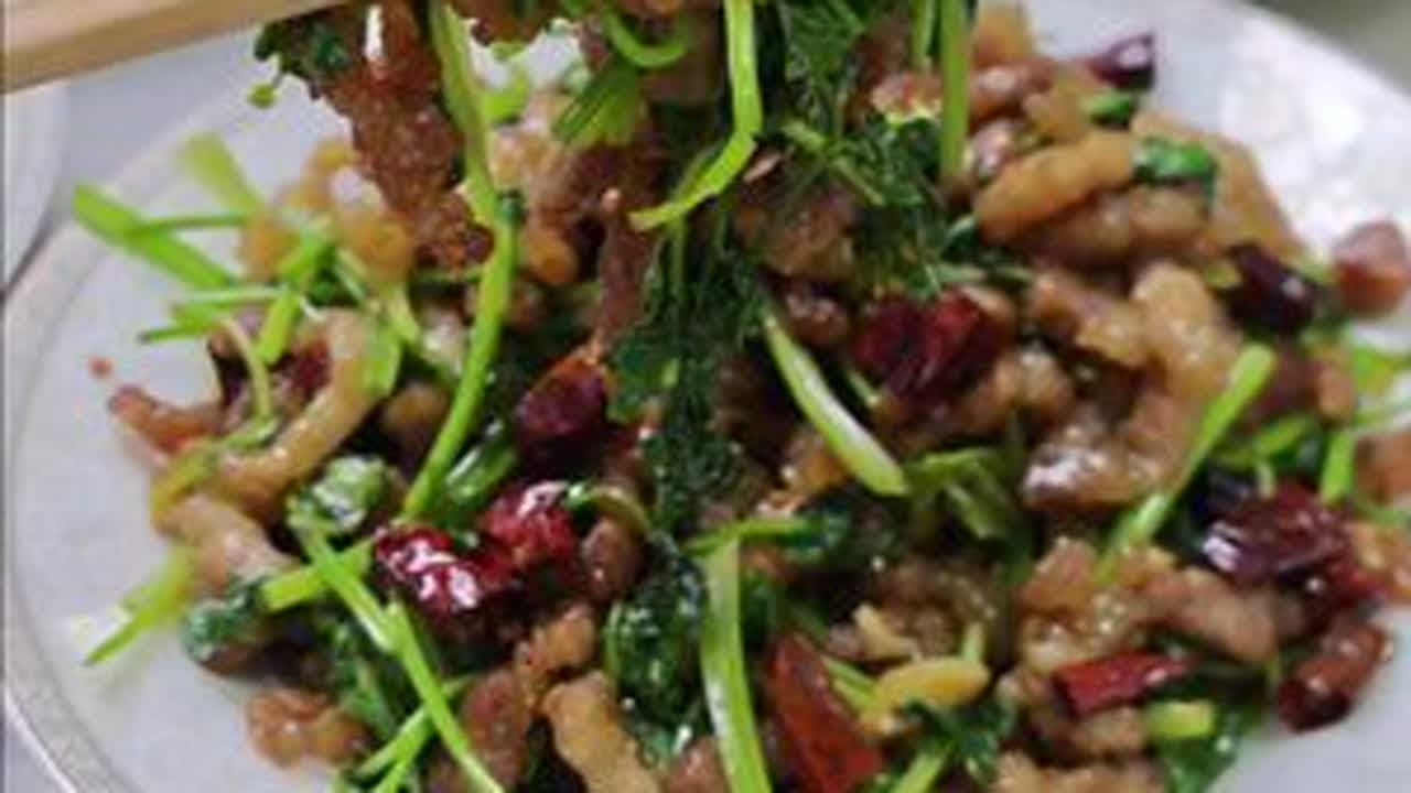当东北老王给南方媳妇做饭吃。回江西第一件事就想露一手厨艺，结果被老王果断拒绝了哈哈。今天的菜都好下饭，如果有汤就完美啦，不过好在有挂面哈哈哈……