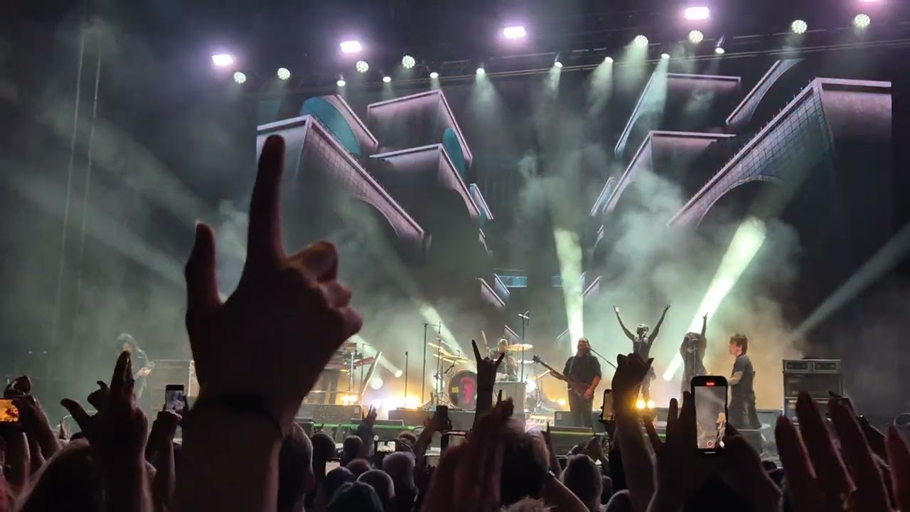 Billy Idol white wedding live at the ovo wembley