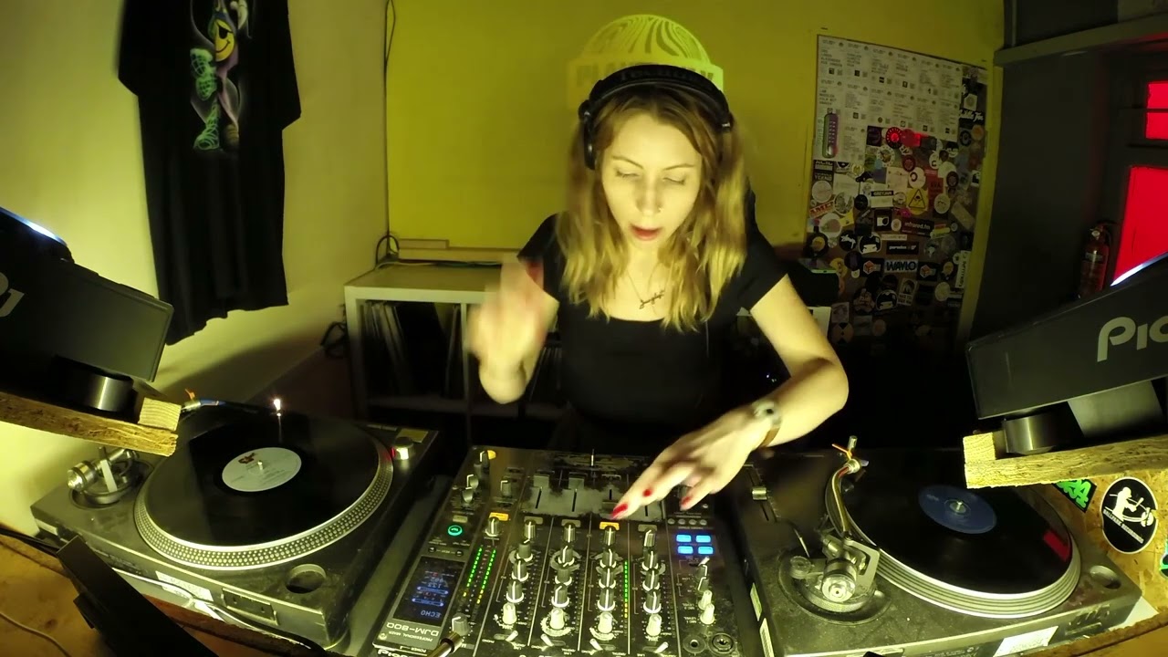 Decibella // 1-hour Vinyl Mix ~ Jungle / D&B