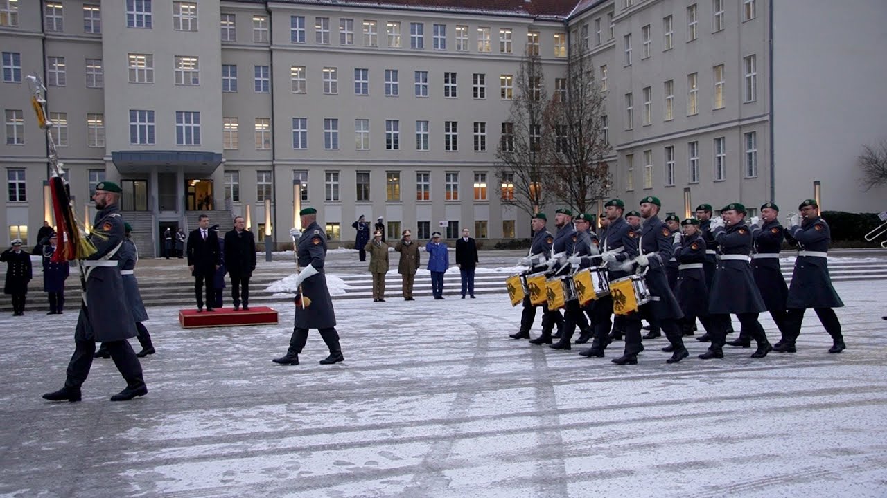 Militärische Ehren für Rumäniens Verteidigungsminister Radu-Dinel Miruță
