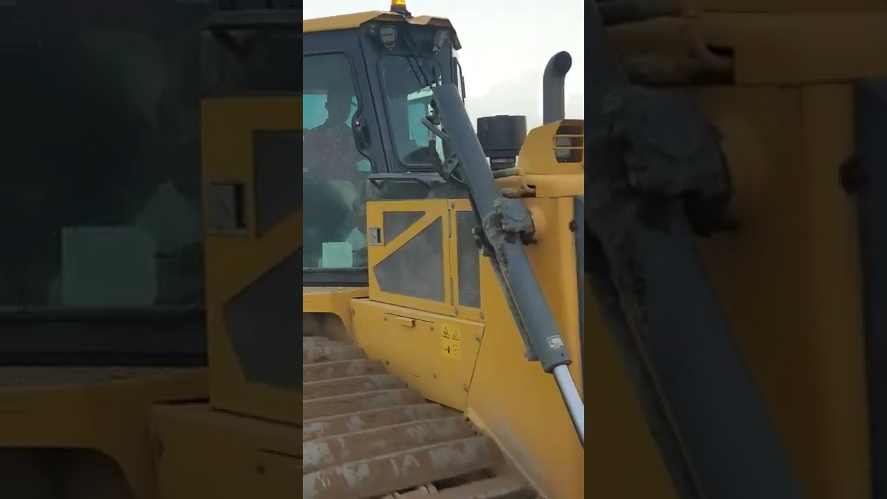 Super Strong Bulldozer SHANTUI use the power pushing sand(2)