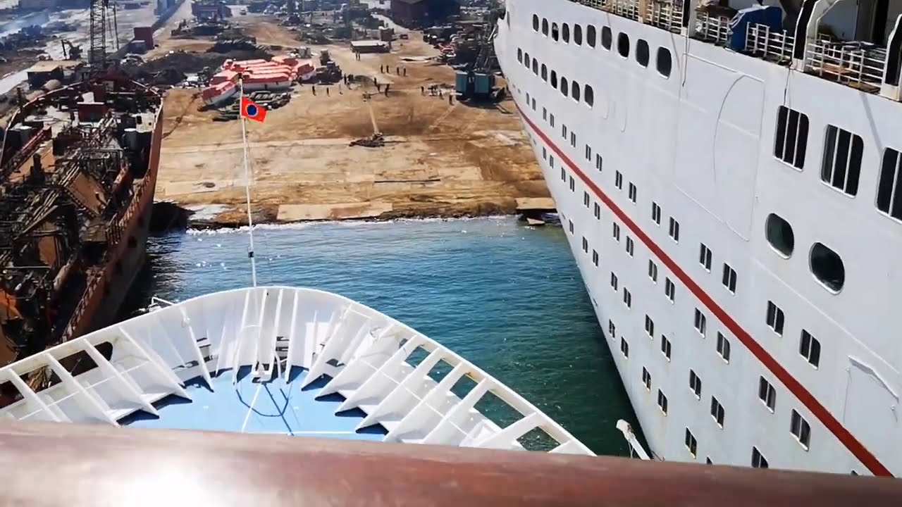 Carnival Imagination in her last trip entering to Aliaga. Impressive video.