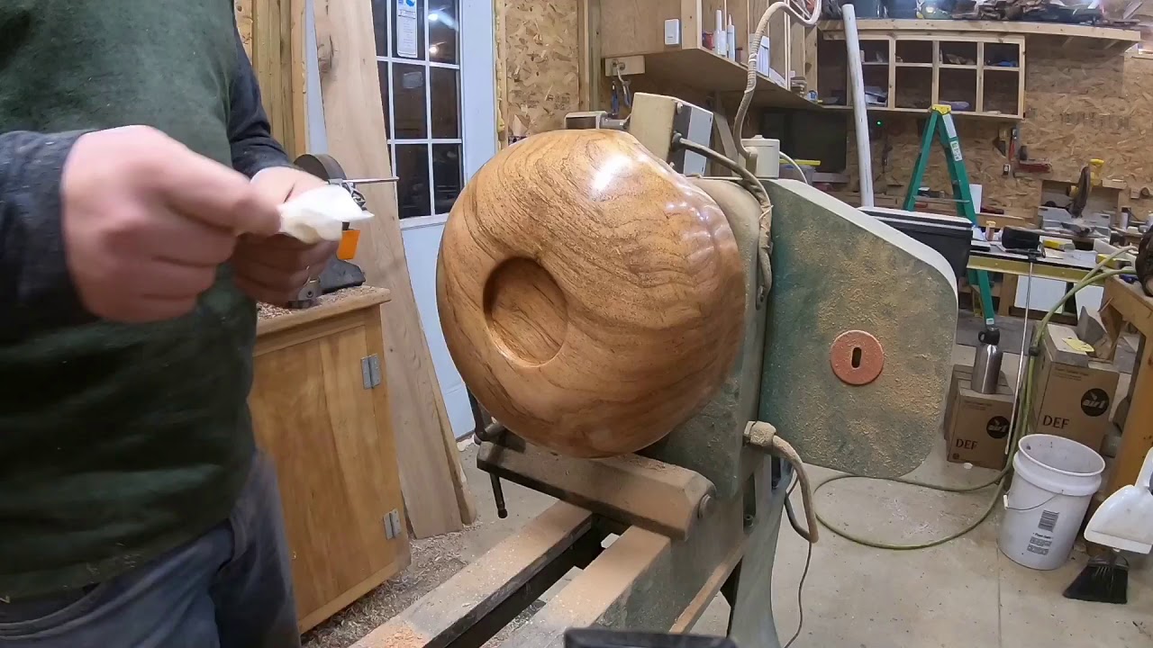 Woodturning a beautiful Texas mesquite bowl