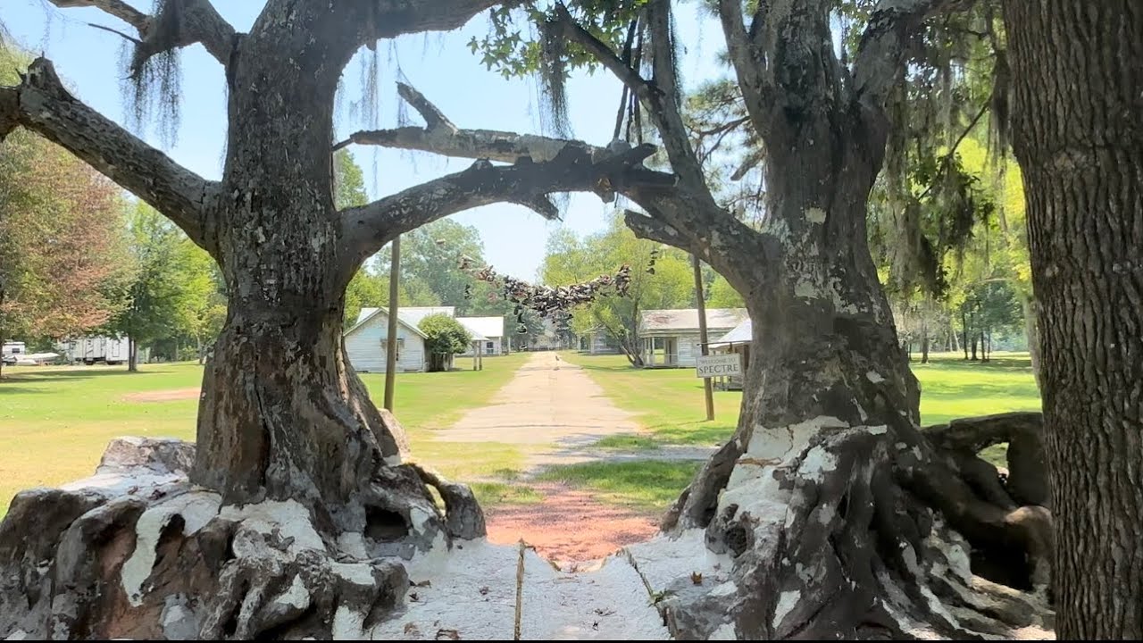 Exploring Tim Burton&rsquo;s abandoned town in Alabama (the town of Spectre from the film &ldquo;Big Fish&rdquo;)