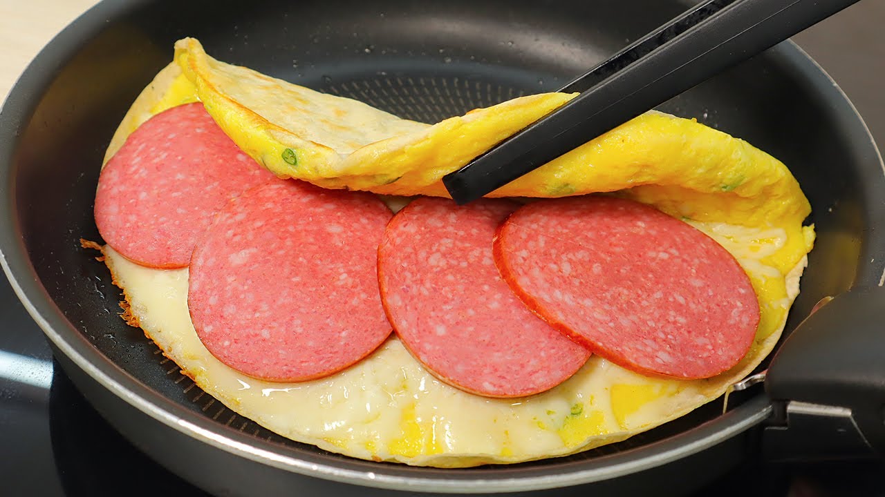 Just 1 tortilla! Tastier than pizza! Just pour an egg on a tortilla and a quick breakfast is ready