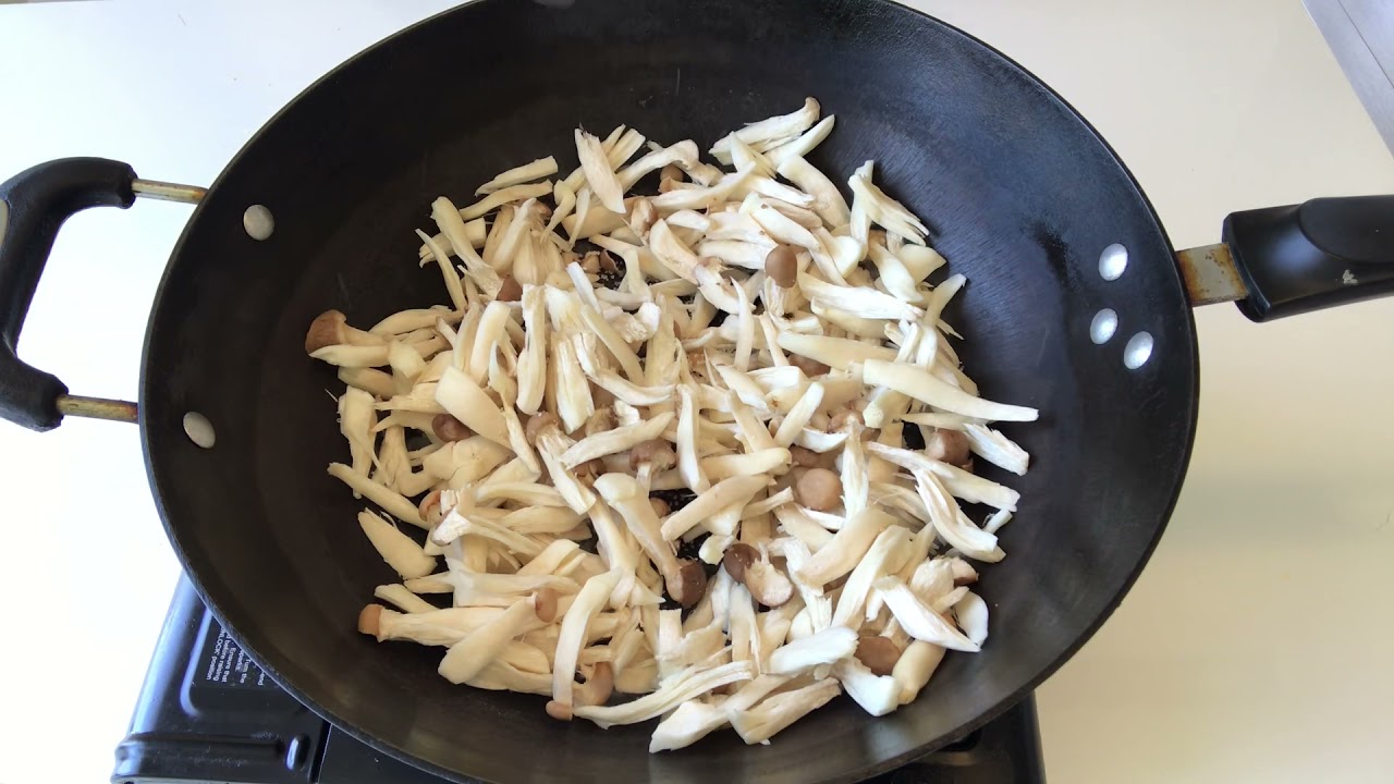 Stir fry mushroom with chilli and Sichuan pepper powder