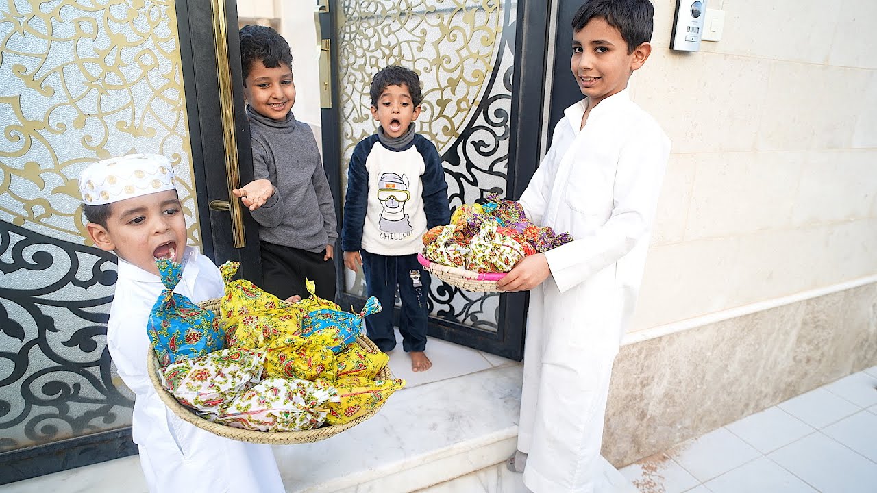 الياس وعبودي يوزوعون هدايا النجاح للناس !