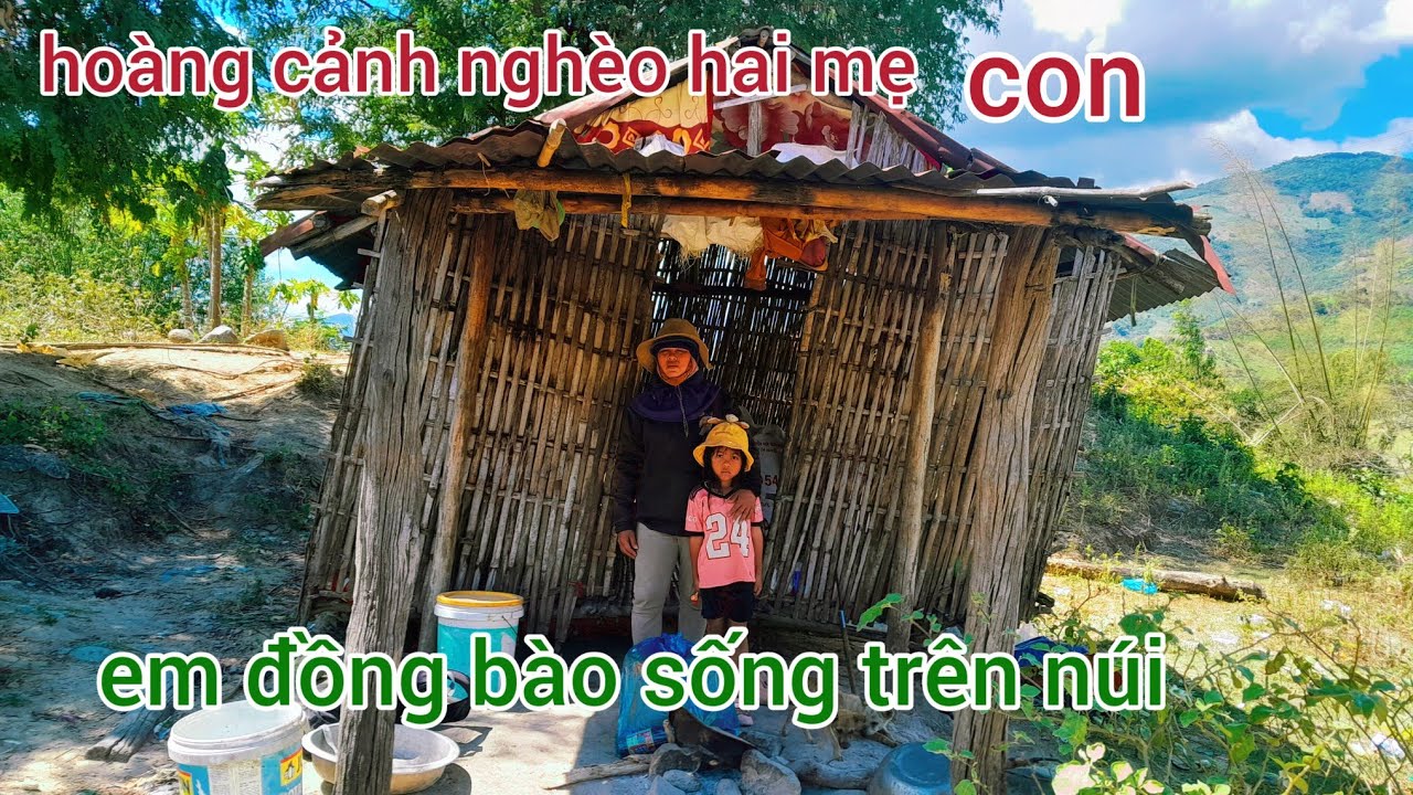 Hoàng cảnh nghèo hai mẹ con ở trông căn nhà  hư nát trên núi