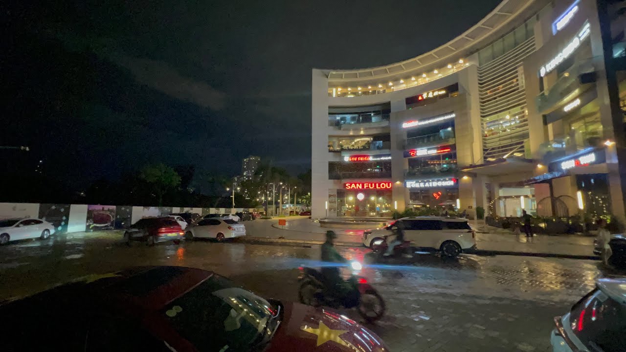 Crescent Mall, District 7, Ho Chi Minh City, Vietnam street 4K