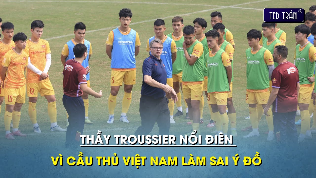 Cận cảnh HLV Troussier nổi đi&ecirc;n giữa trưa qu&aacute;t mắng cầu thủ Việt Nam v&igrave; kh&ocirc;ng biết c&agrave;i người