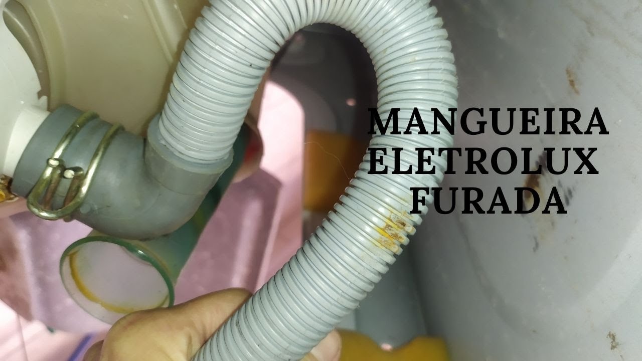 Máquina de lavar vazando água na mangueira