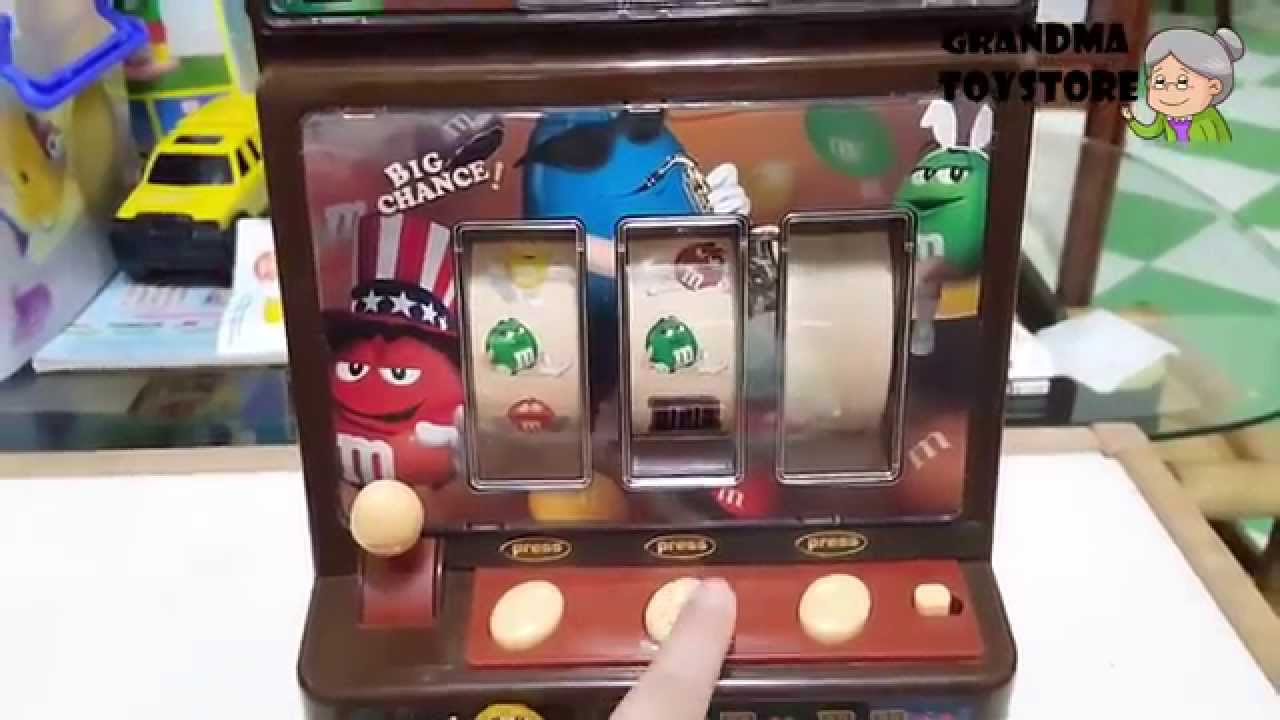 Unboxing TOYS Review/Demos - M&M'S SLOT MACHINE CANDY DISPENSER
