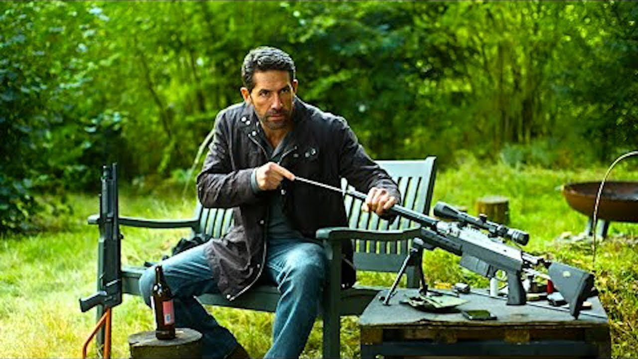 Gangsterii regretă imediat că l-au umilit pe bătrân, neștiind că acesta este CIA