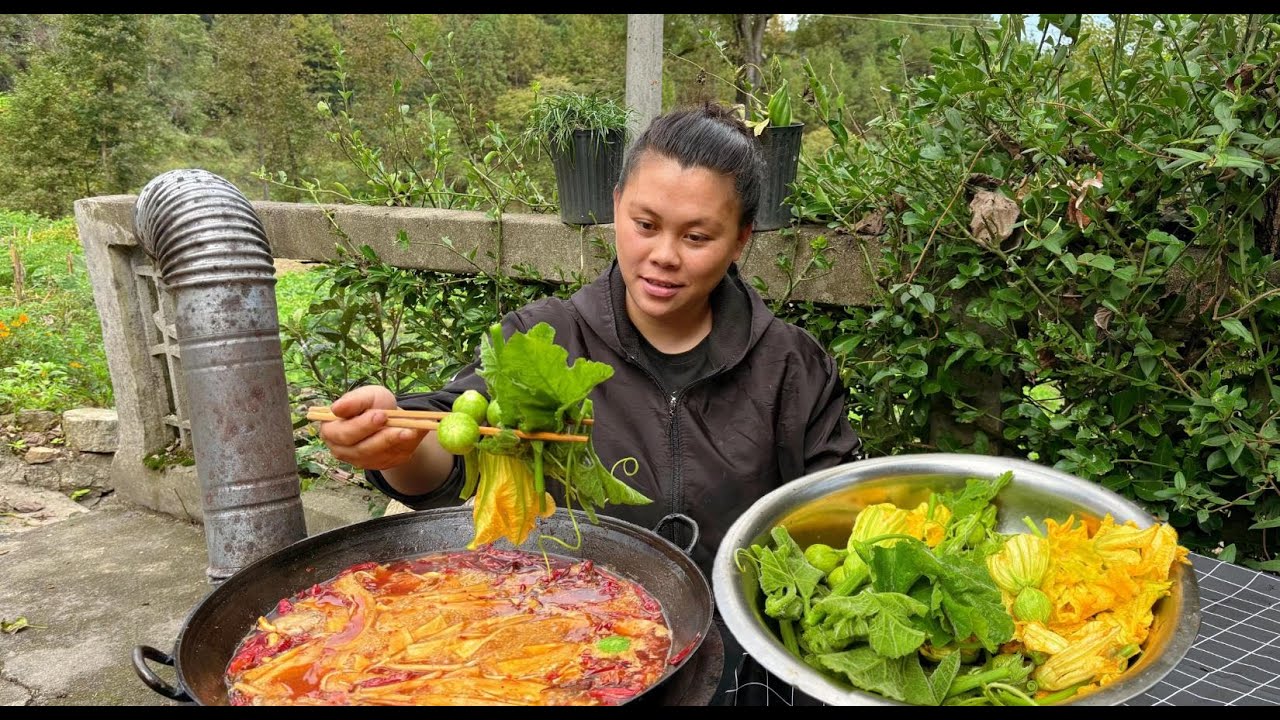 今天摘了很多嫩南瓜和南瓜花，用来烫火锅真是太好吃了 Make a delicious vegetable hotpot today