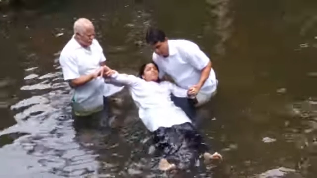 Menina é arrebatada após seu batismo nas águas (Video completo).