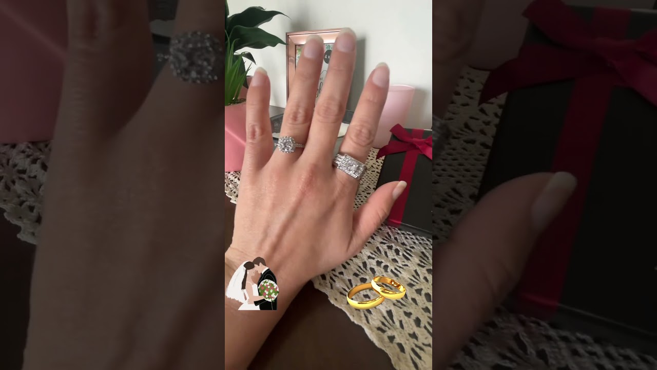 Juego de anillos de compromiso o sortijas de matrimonio
