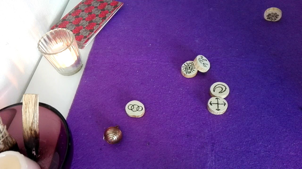 AMORE: E' INTERESSATO/A A ME? Rune +tarocchi