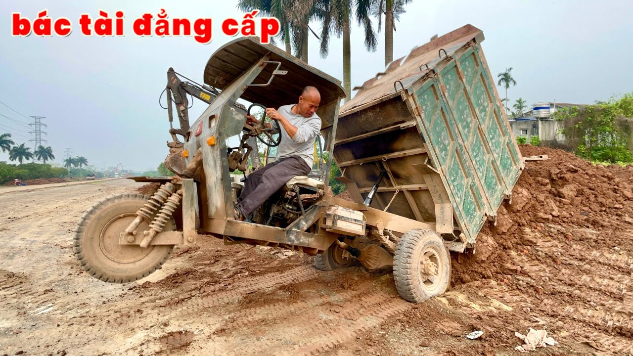 Bác tài thể hiện bốc đầu công nông to chở đất cực gay cấn , Máy xúc doosan dx140w múc đất lên ô tô
