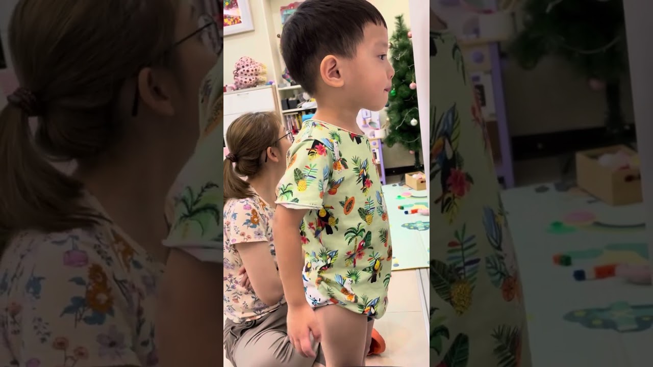 故意用姐姐玩具 罰站