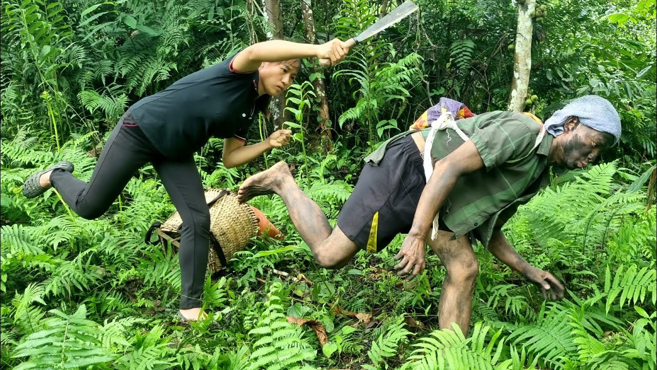 Harvesting natural fruits robbed by bad guys in the forest, too dangerous | Lý Thị Viện