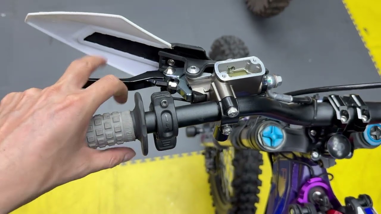 Filling Surron Ultrabee brake fluid !
