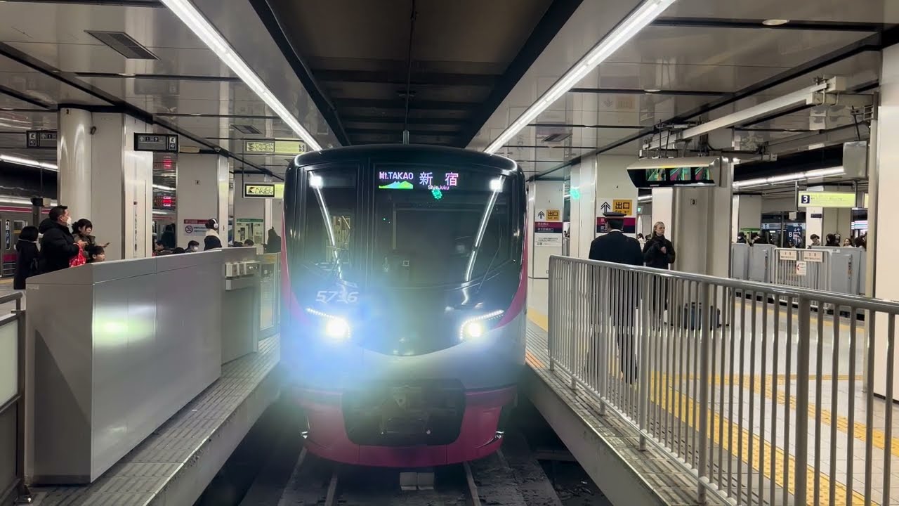 京王線5000系5736編成（Mt.TAKAO新宿）として新宿駅2番線に到着するシーン【1.31.17：08】