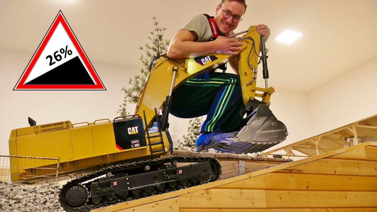 RIESIGER RC CAT 390D transportiert Fahrer bergauf!!!/HUGE RC CAT 390D transporting driver uphill!!!
