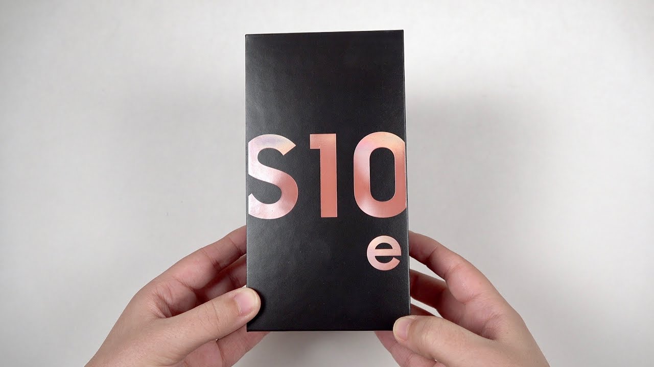 Galaxy S10e Unboxing: Interesting Observations!