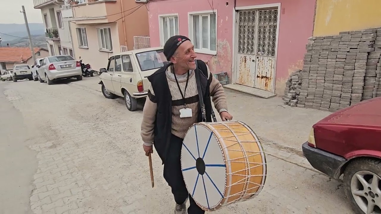 DEMİRCİ'de RAMAZAN DAVULCUSU ERDOĞAN KAHRAMAN BAHŞİŞ TOPLUYOR