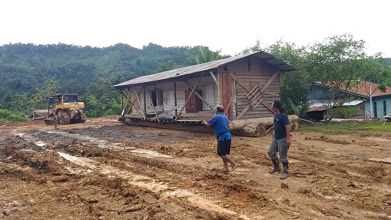 Komatsu D 85 E SS Beraksi Kembali, Tarik Rumah Camp Produksi