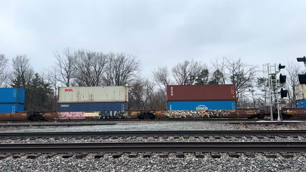 Norfolk Southern 8165 leads intermodal 