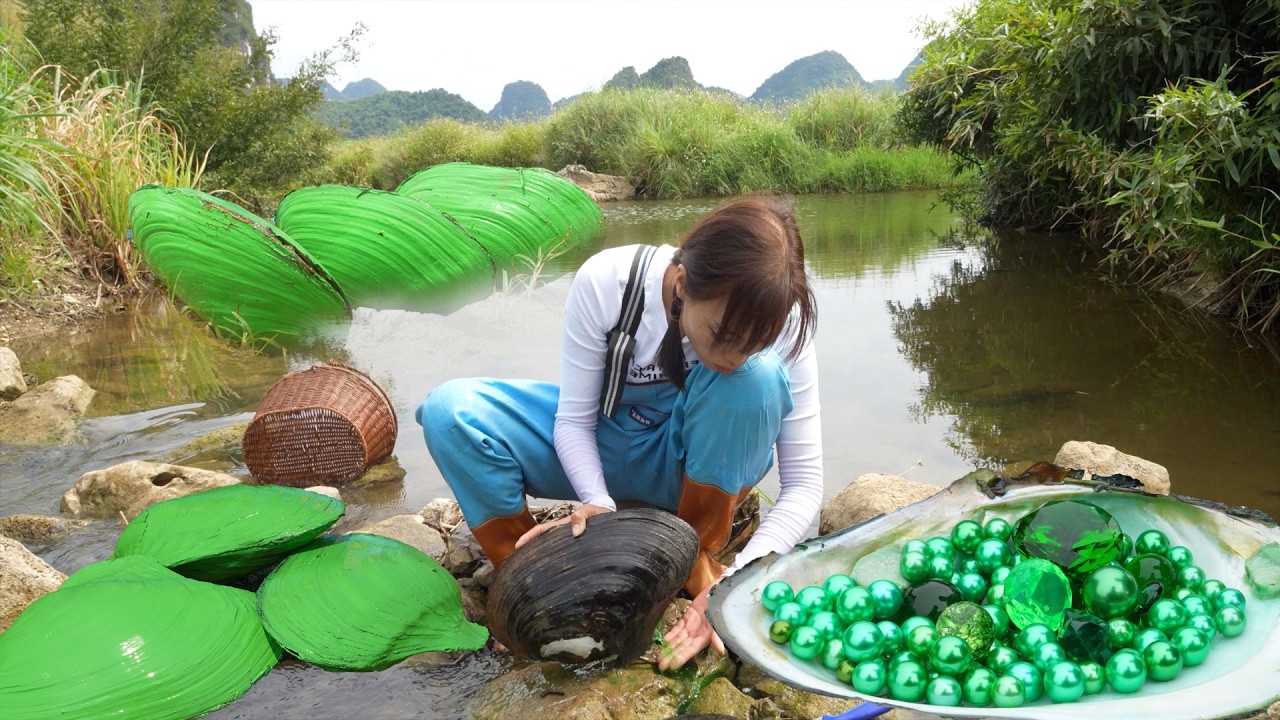 🐚👍 Clam Surprise: Teen’s Riverside Adventure Unveils Giant Shell Packed with Lustrous, Rare Pearls!