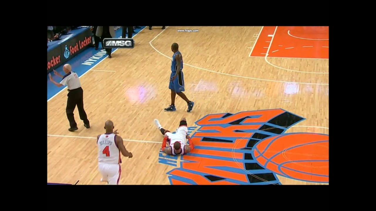 Carmelo Anthony throws Jason Richardson off... 28.03.2011