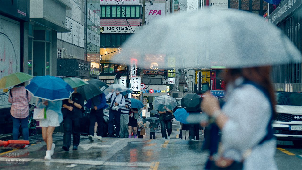 Heavy Rain in Seoul’s Garosu-gil | Moody Walking Tour through Sinsa-dong Alley