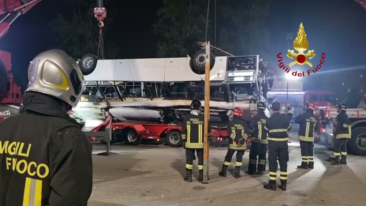 La rimozione del pullman precipitato dal cavalcavia a Mestre: ecco com'è ridotto