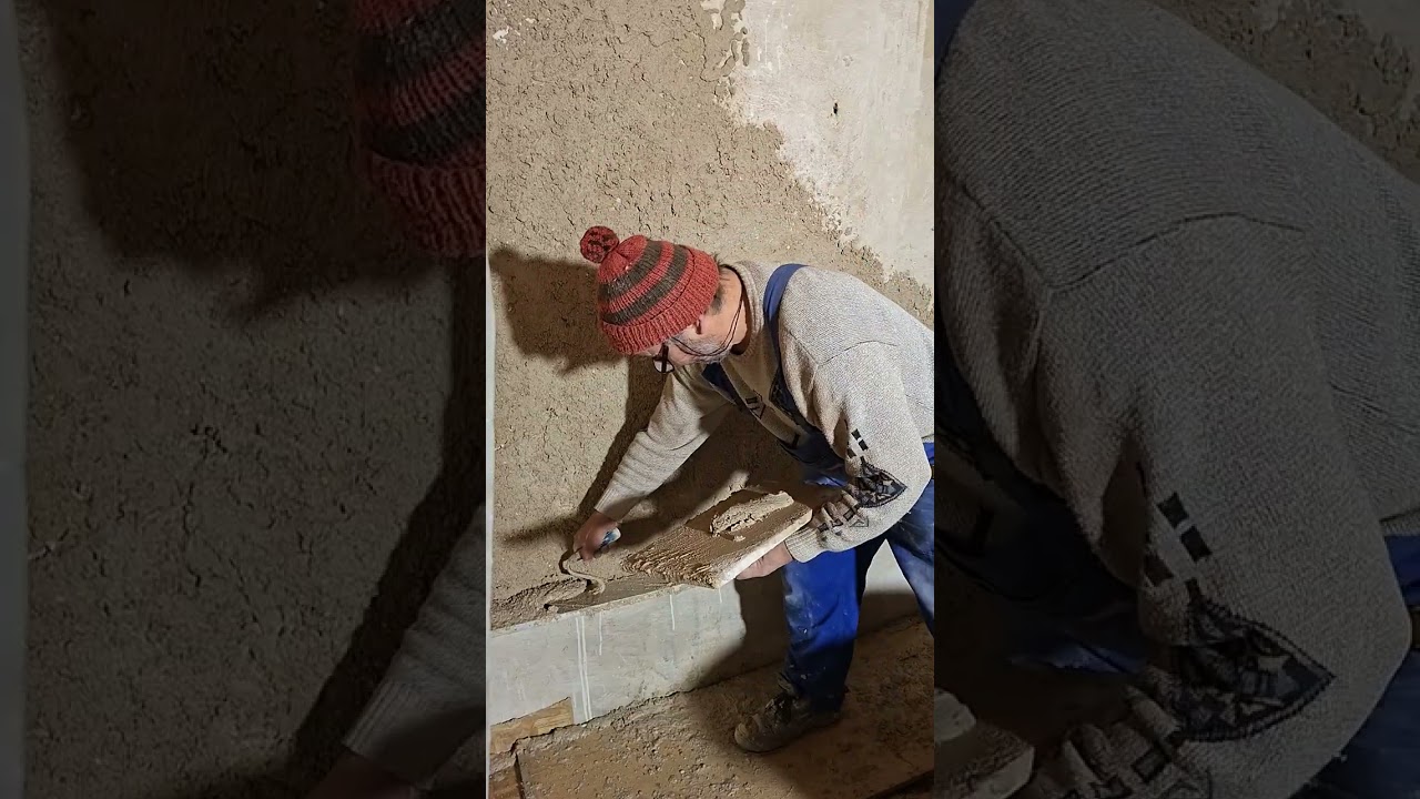 Auf einen alten Bestandsputz wird ein neuer Kalkputz aufgebaut, grober Luftkalkmörtel als Unterputz