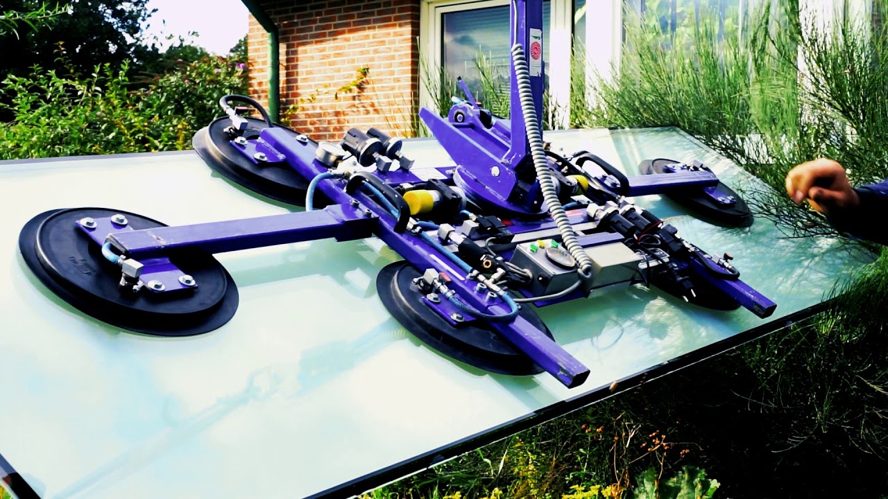 Glasmontage mit Kran und Sauger