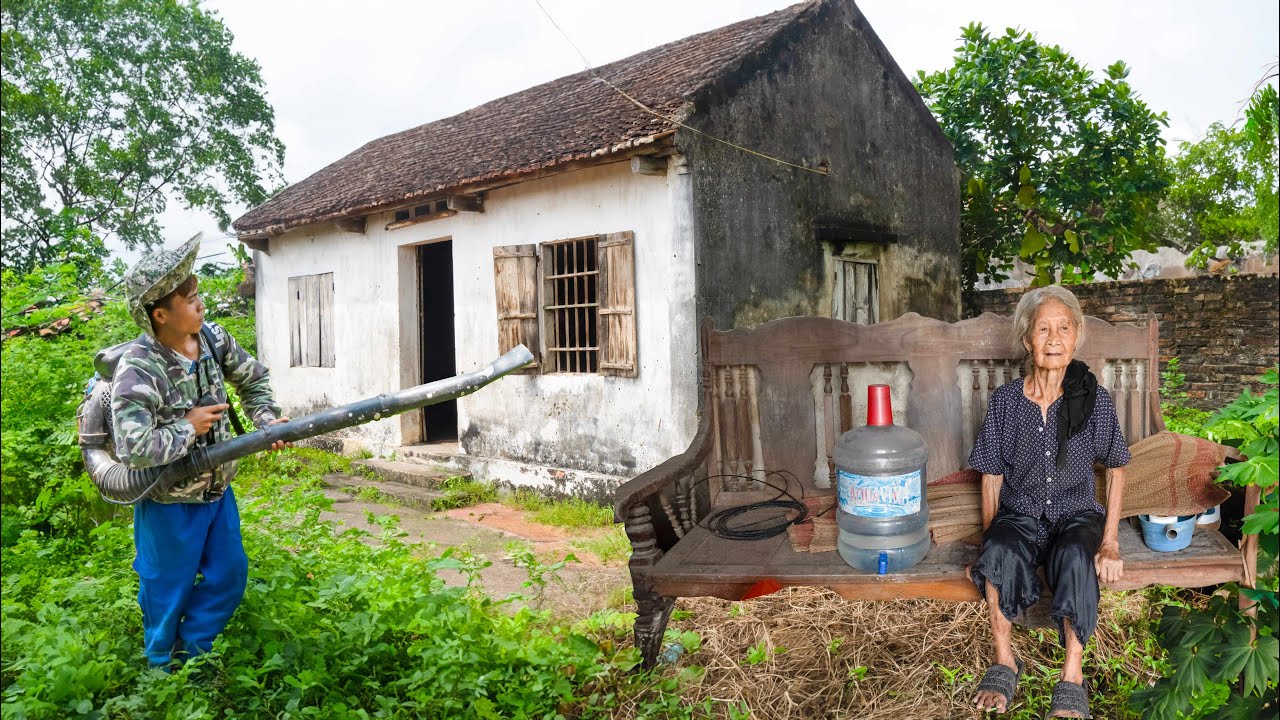 A Skinny Old Lady Lives Alone In An Old House| Help Clean Up And Cut Overgrown Grass To Avoid Danger