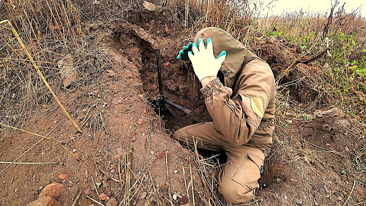 ЗАЛЕЗ В КУСТЫ И РАСКОПАЛ ЭТО... ДОМ ТРАКТОРИСТА!!! НАШЁЛ СБРОС ЗАПЧАСТЕЙ. Коп металла на старых...