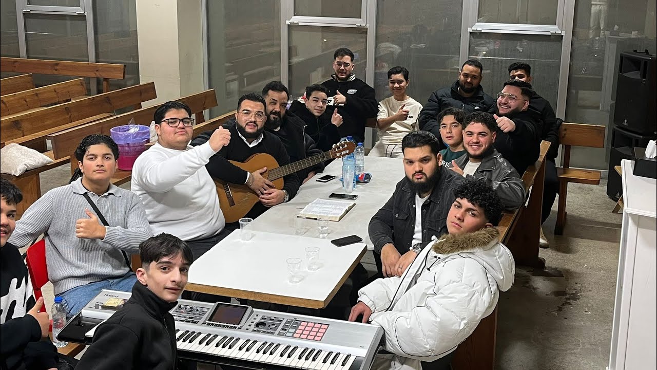 GRUPO DE JOVENCITOS DE ORENSE ADORANDO ✝️