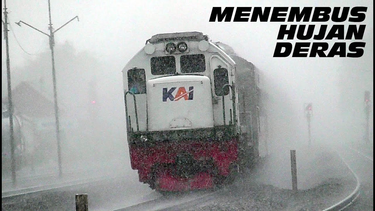 MELIHAT AKSI KERETA API MENEMBUS HUJAN DERAS di stasiun Rewulu pada siang hari