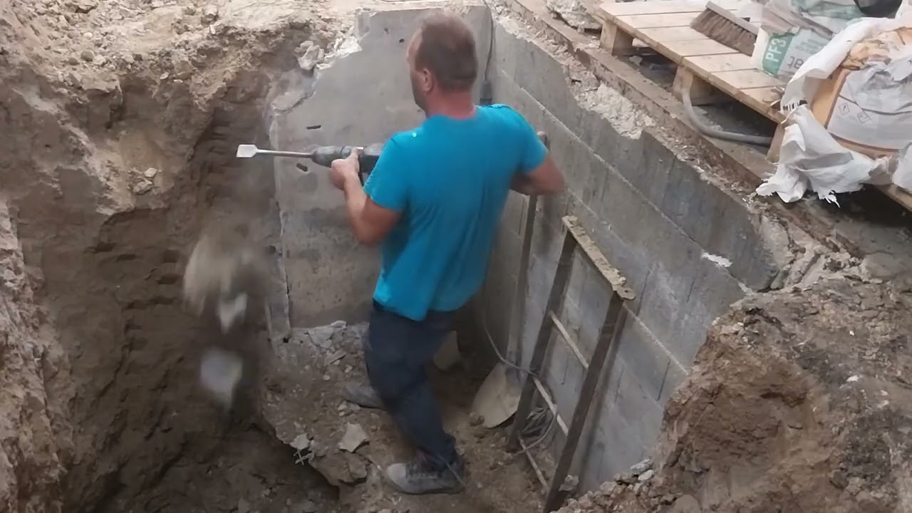 Makita hm1213c 23 lb. AVT Demolition Hammer